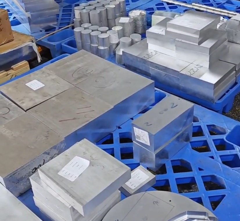 Raw aluminum alloy billets — 6061, 7075, and 2024 aluminum materials available for CNC machining